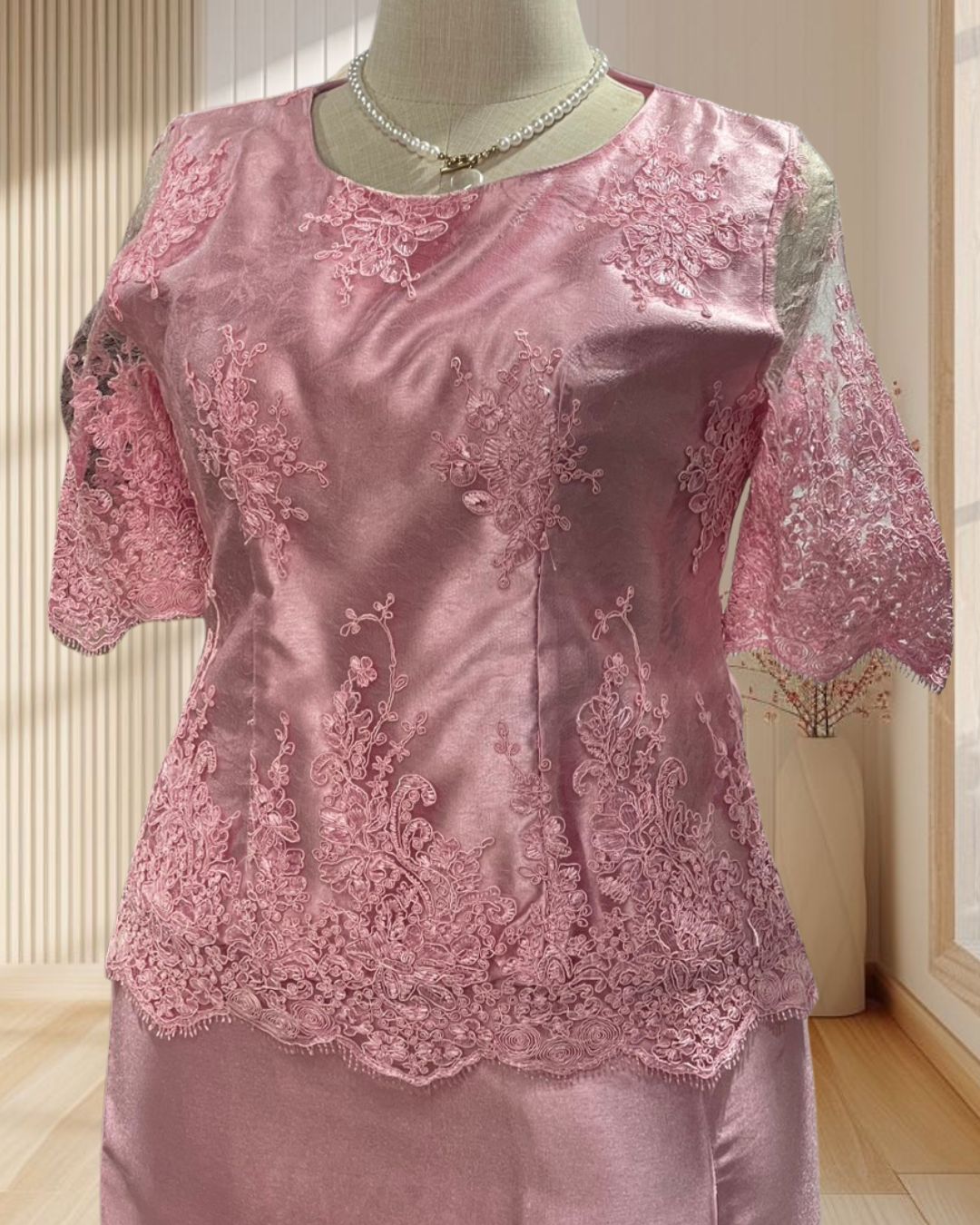 (Pre-Loved) ชุดคุณแม่สีชมพู ผ้าลูกไม้+กระโปรงผ้าไหมเทียมยาว ไซส์ 2Xl