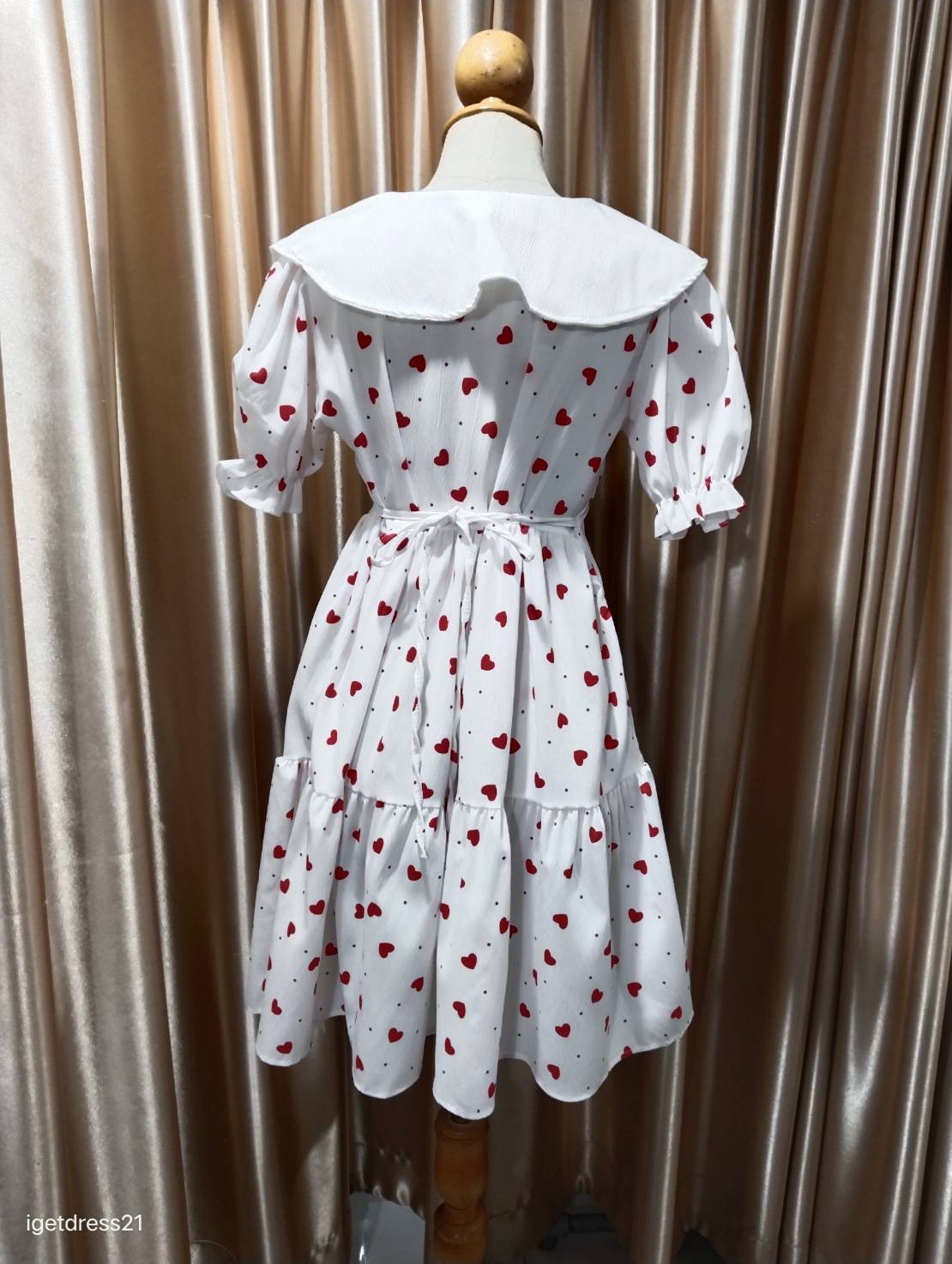 ชุดเดรสสีขาวลายหัวใจแดงคอปก L