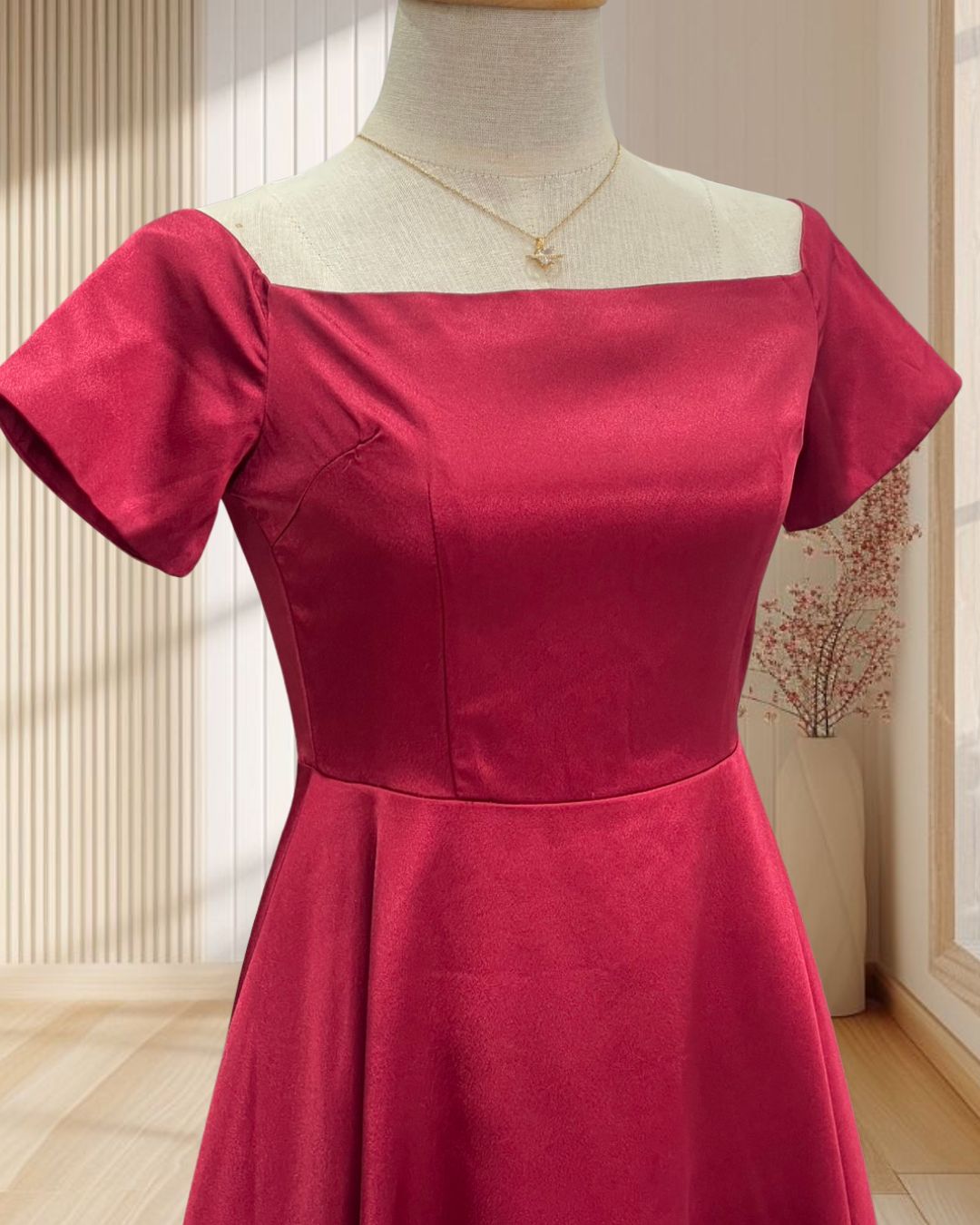 (PRE-LOVED) ราตรีสั้นสีแดง ปาดไหล่ มีแขน ผ้าเงา ไซส์ S