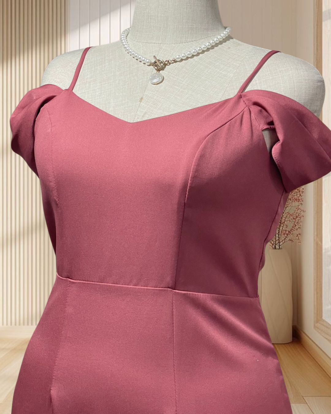 (PRE-LOVED) ราตรีสั้นสีชมพู สายเดี่ยวปิดแขนชายหางปลาผ้าบาบี้ ไซส์ 2XL