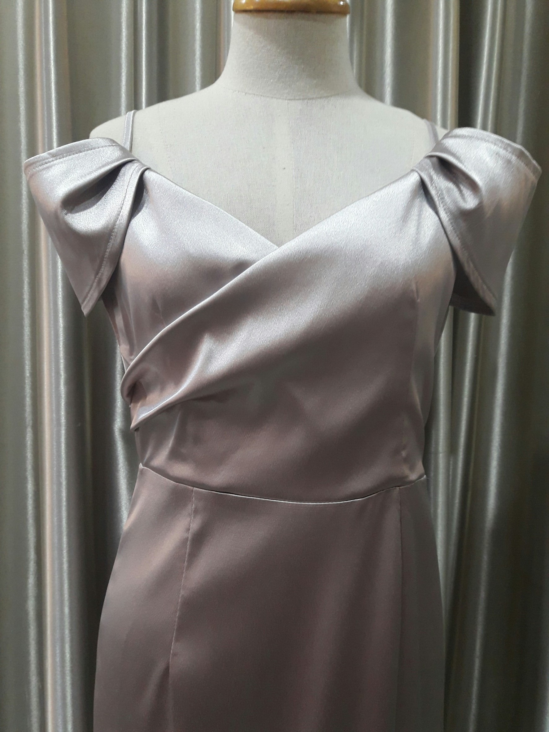 (PRE-LOVED) ชุดราตรียาวสีเทาMaxiปิดแขน Size : S มือ2