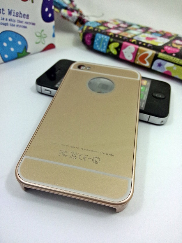 เคสสำหรับโทรศัพท์มือถือ iphone 5/5s แบบฝาหลัง สี ดำ,ทอง,ขาว