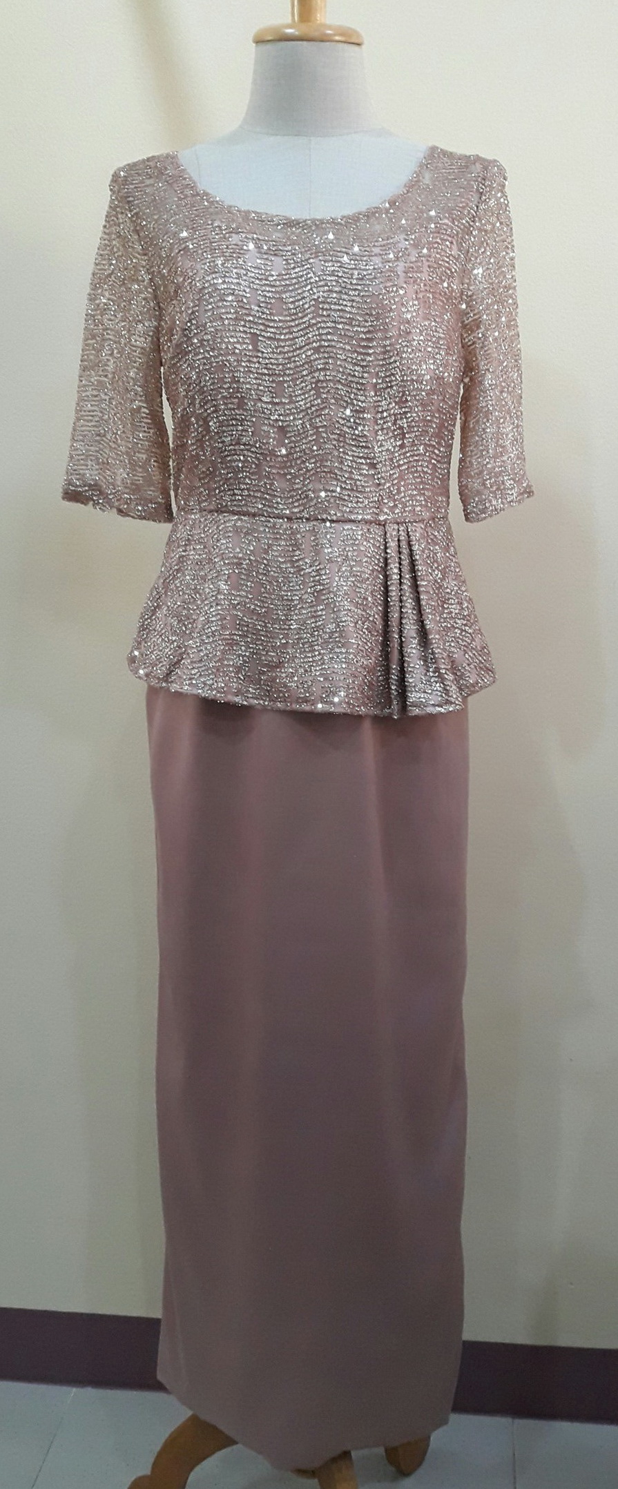 ชุดราตรียาวสีนู๊ตเสื้อเเขน3ส่วนเลื่อมวิ้งกระโปรงผ่าหลัง(L)