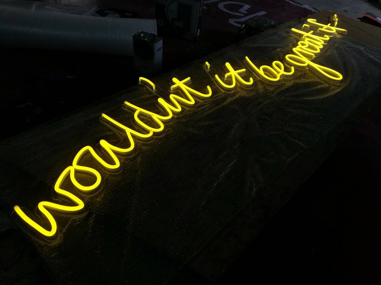 ป้ายไฟนีออนดัดแสงสีเหลือง