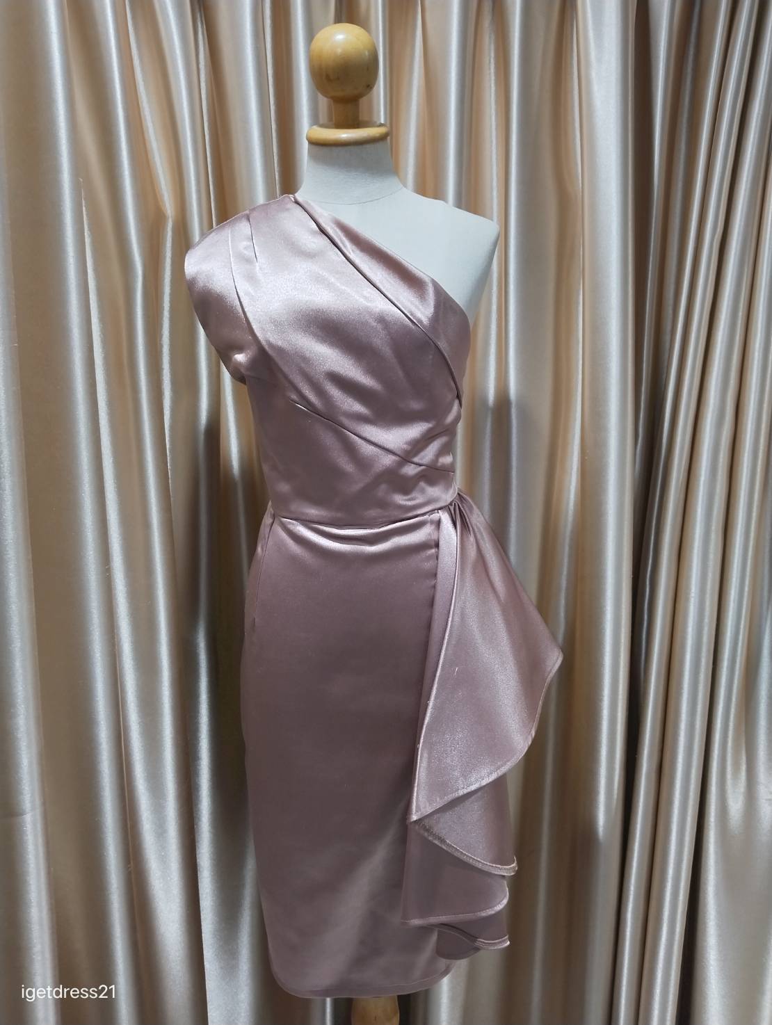 ชุดราตรีสั้นสีนู๊ดบ่าเบี่ยงเเต่งจีบข้าง (XL)