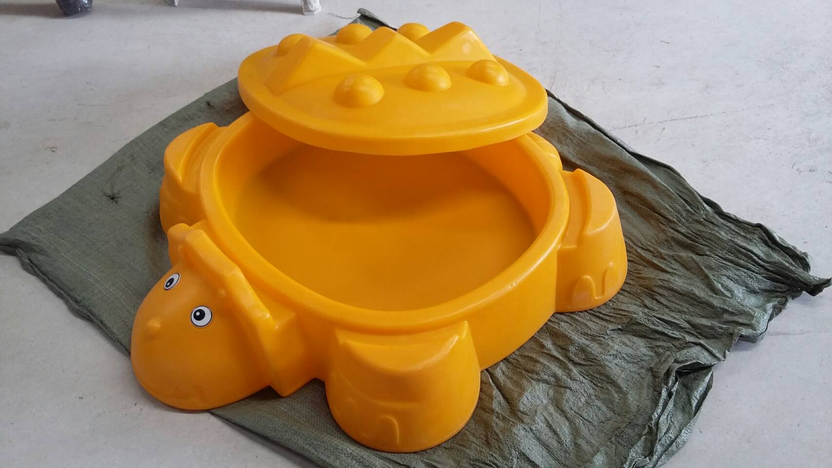 กระบะทรายไดโนเสาร์มีฝาปิด