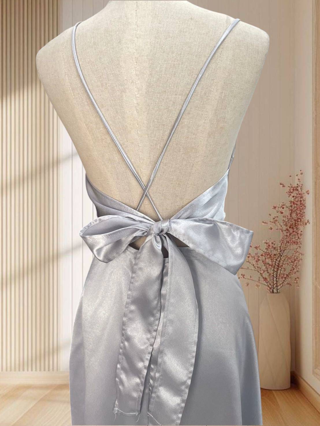 (PRE-LOVED) ราตรียาว สายเดี่ยวสีเทา แต่งสายหลังผูกโบว์ เรียบร้อยแต่แอบเซ็กซี่ ไซส์ L