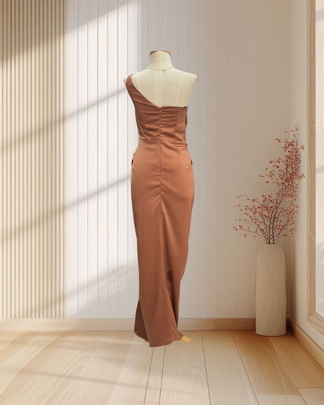 (PRE-LOVED) ราตรียาวสีน้ำตาล บ่าเฉียงสายโซ่ เอวขยุ้มผ้าเงา ไซส์ S