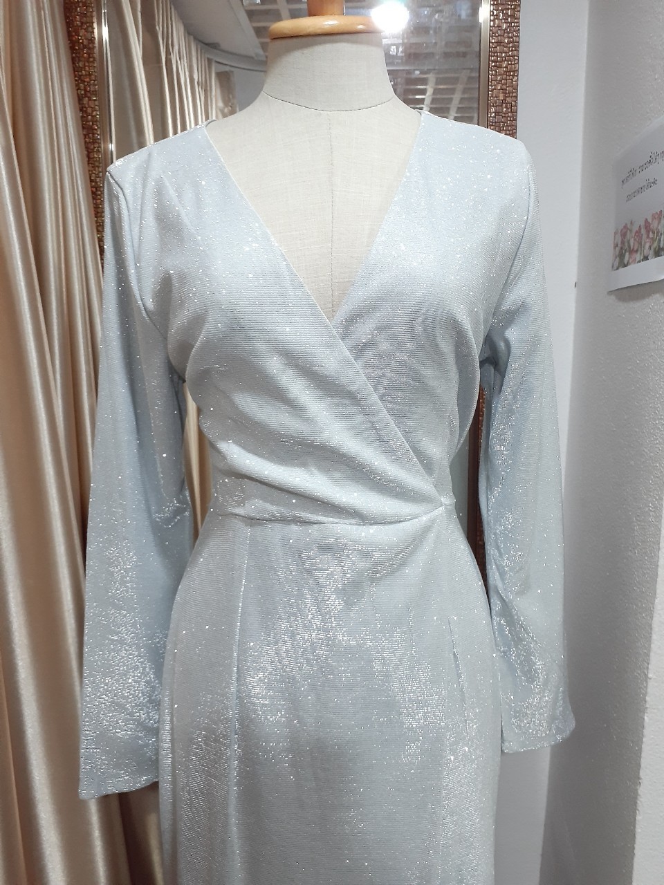 (PRE-LOVED) ชุดราตรียาวสีขาวกลิตเตอร์ แขนยาวคอวี (M) มือ2