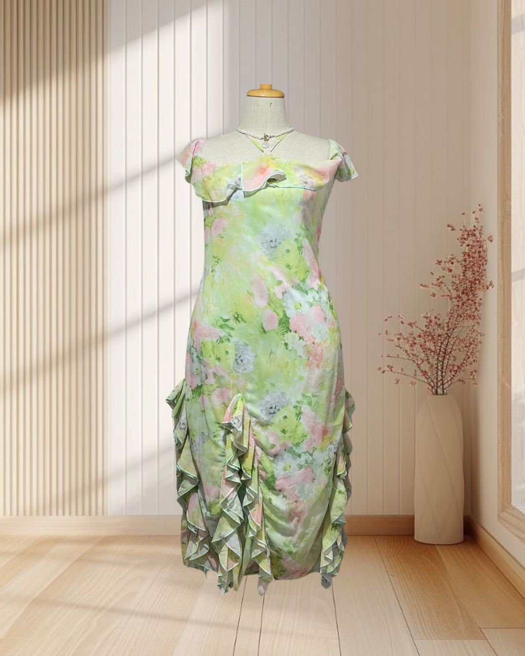 (PRE-LOVED) เดรสยาวสีเขียวลายดอกไม้ สม็คหลัง แต่งกระโปรงระบาย ไซส์ 2XL