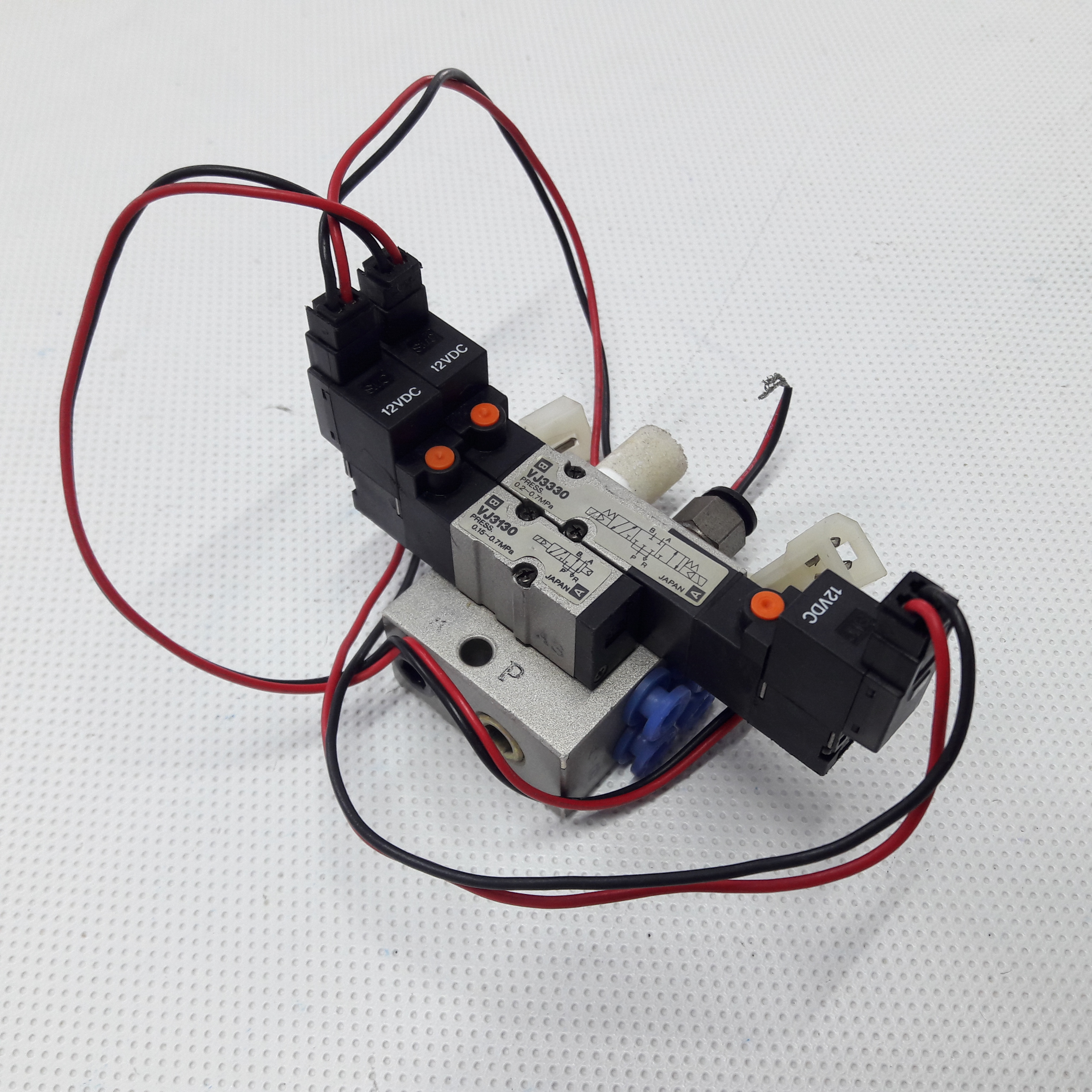 Solenoid Valve SMC รุ่น VJ3330 (2 คอยส์)+VJ3130 (1 คอยส์), 12Vdc