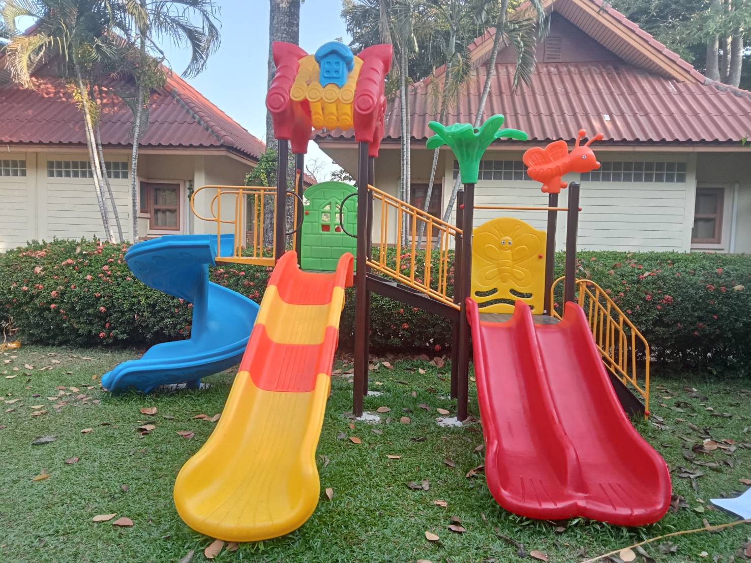 เครื่องเล่นสนามกลางแจ้ง ชุด หลังคาน้อยแสนซน
