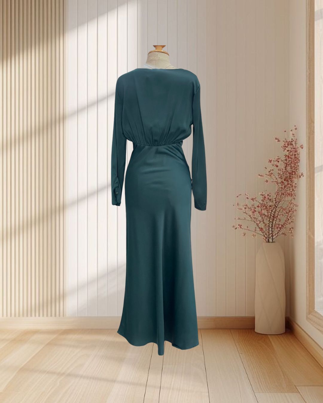 (PRE-LOVED) ราตรียาวสีเขียวเข้ม แขนยาว แหวกอกแบบเซ็กซี่ ผ้าทิ้งตัวแบบพริ้ว ไซส์ S