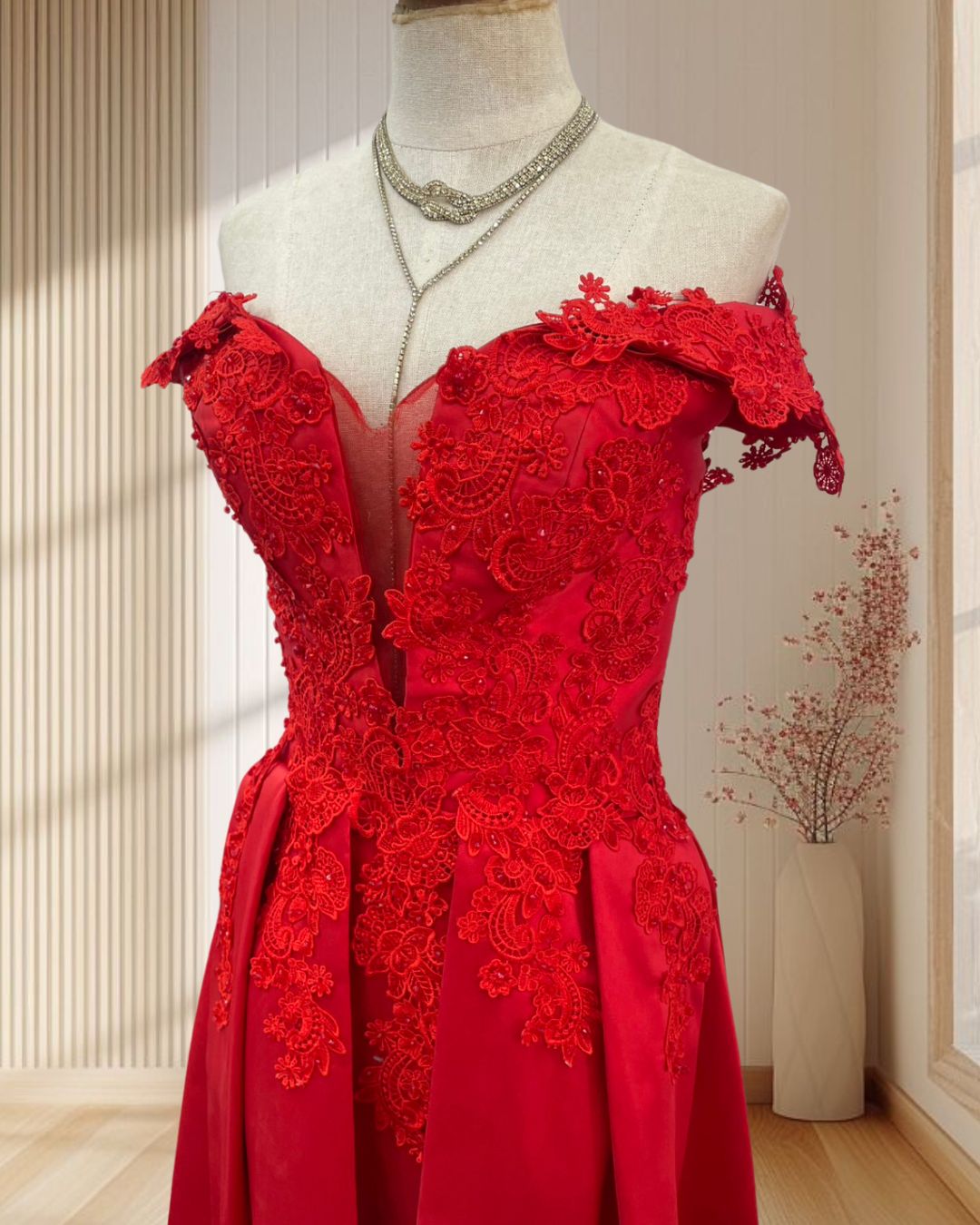 (PRE-LOVED) ราตรีแดงปาดไหล่ ผ้าหนา เจ้าหญิง