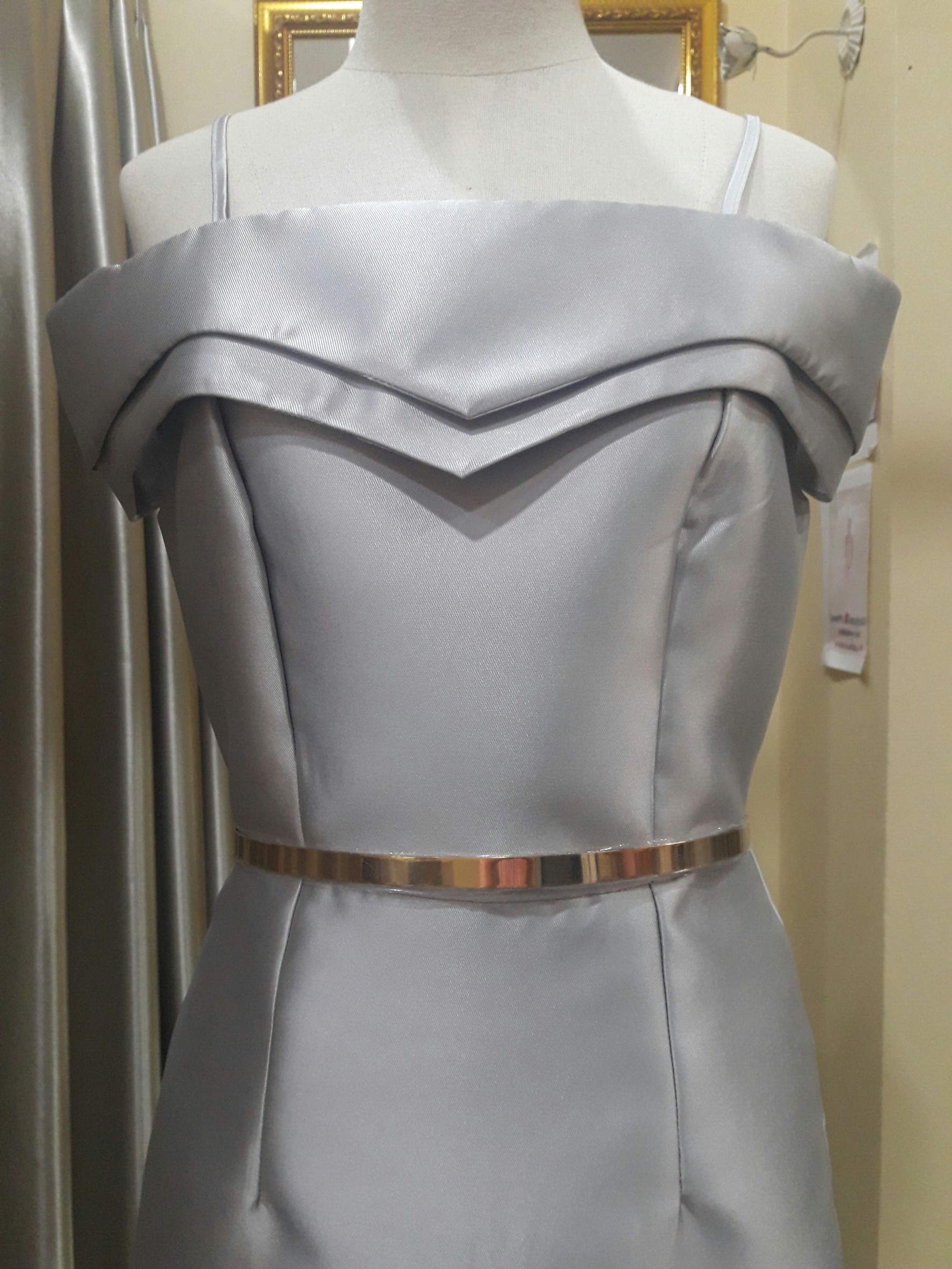 (PRE-LOVED) ชุดราตรีสั้นสีเทาเปิดบ่าปก2ชั้น (Size : S)