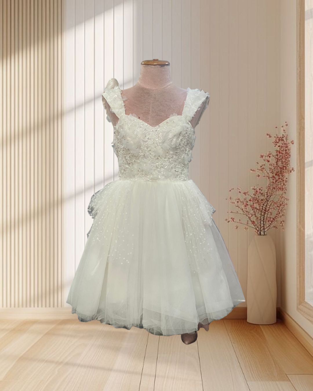 (PRE-LOVED) ราตรีสั้นสีขาว ผ้ามุ้งกระโปรงบาน ปักดอกไม้ 3D ไซส์ S