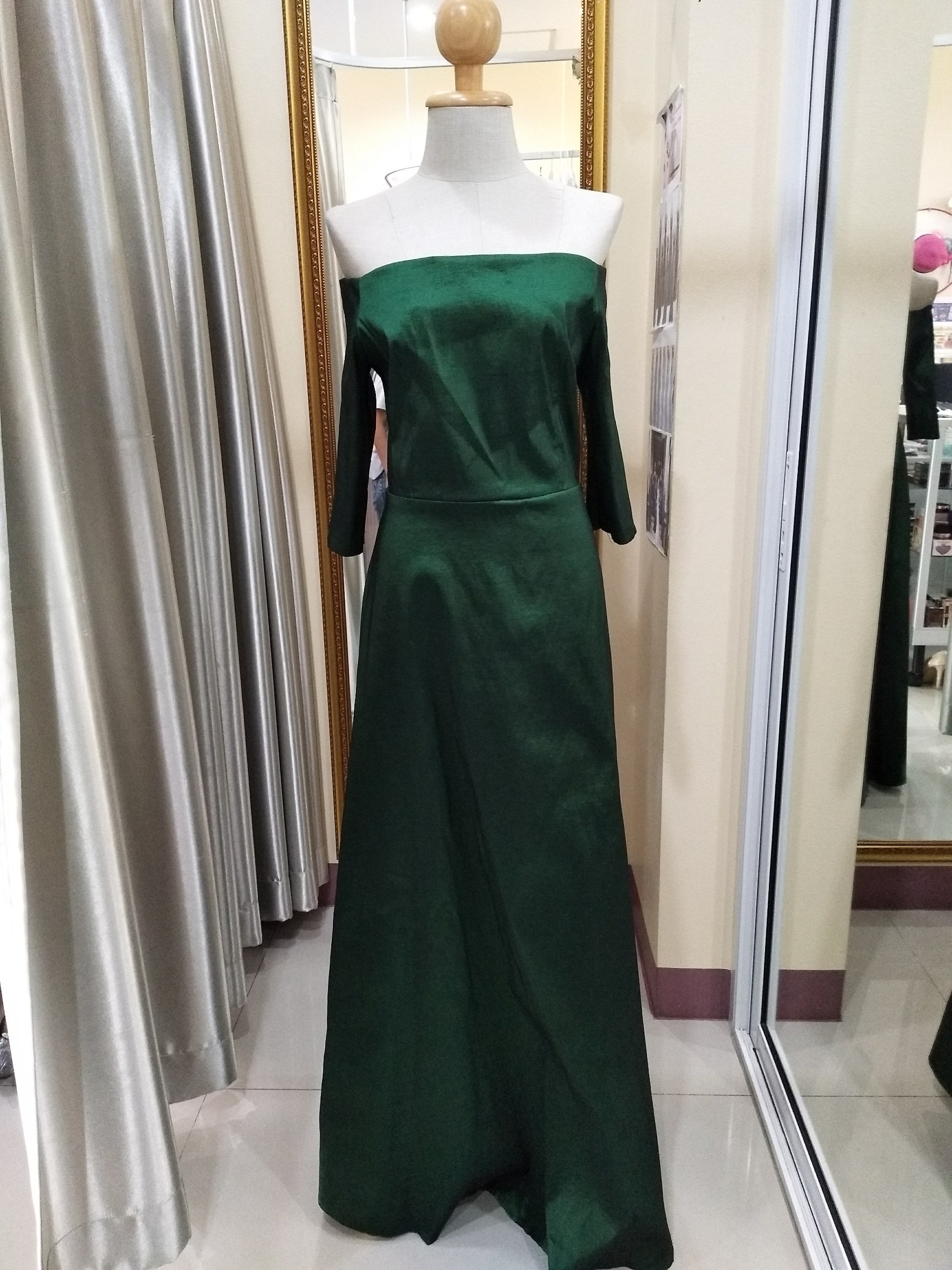 ราตรียาวสีเขียวเข้มปาดไหล่มีแขนกระโปรงบาน (2XL)