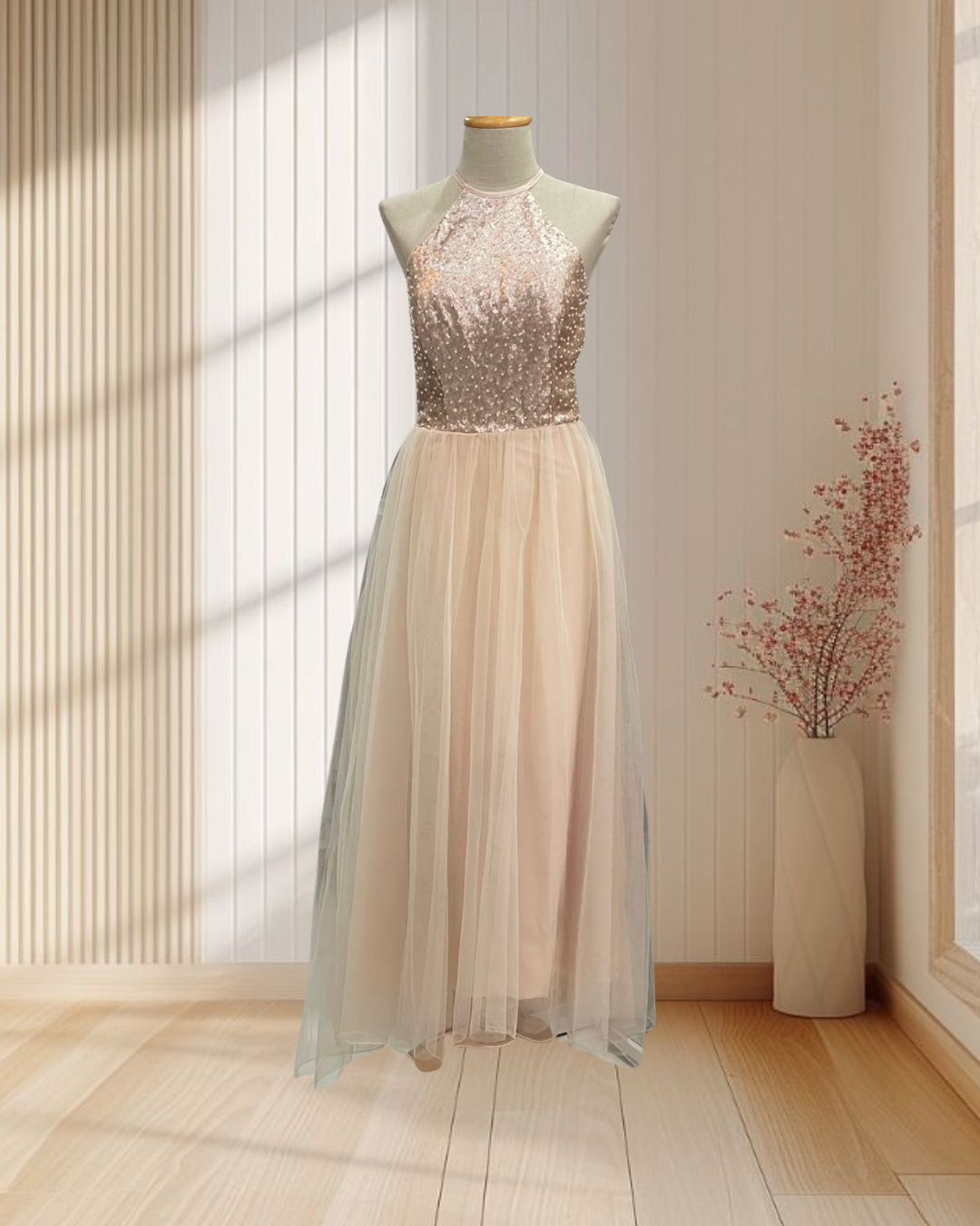 ราตรียาว สีครีม แขนกุด ปักเลื่อมและลูกปัด กระโปรงผ้ามุ้ง ไซส์ M