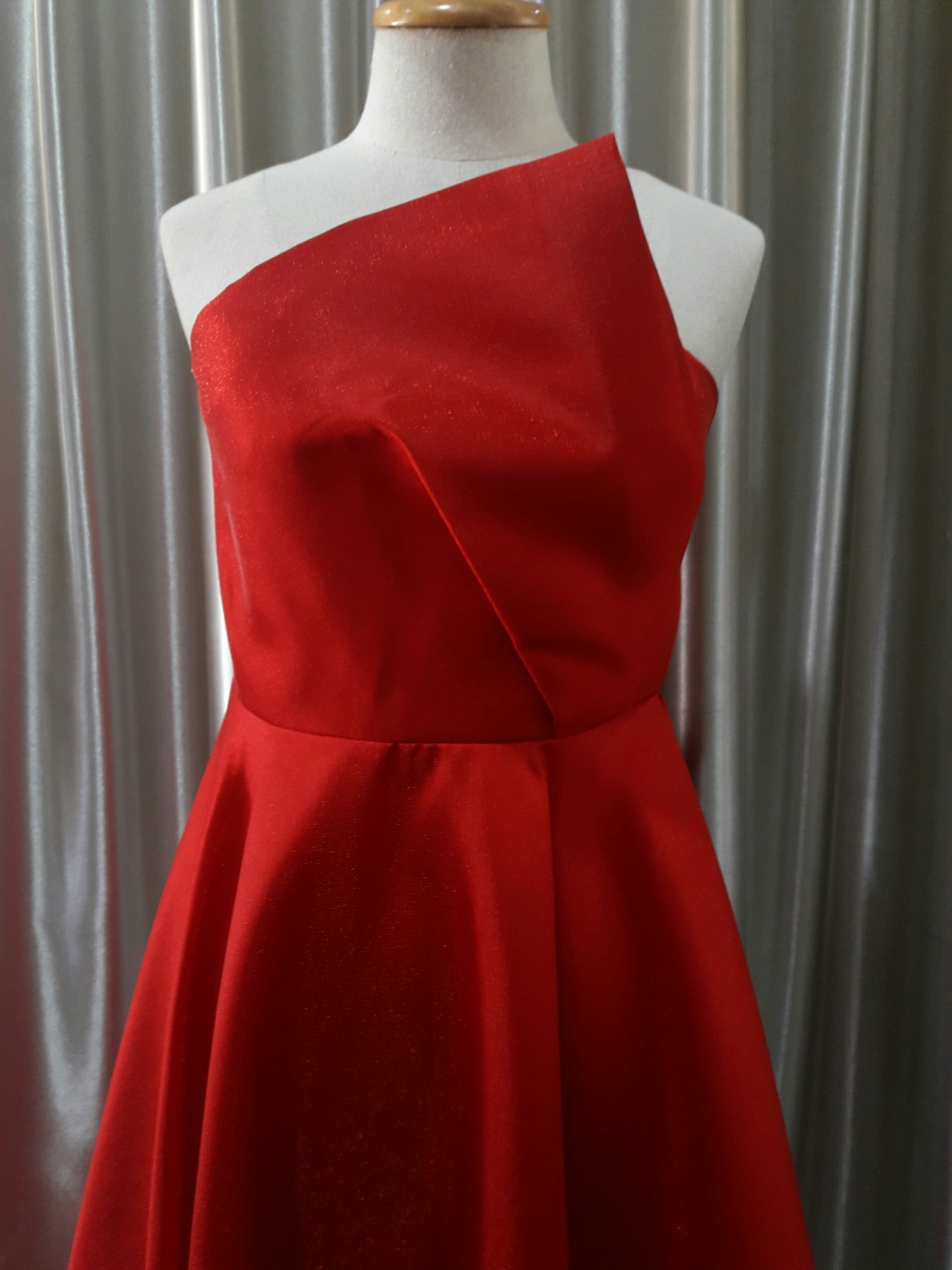 (PRE-LOVED) ชุดราตรีสั้นสีเเดงเกาะอกกระโปรงชายยาว Size : S