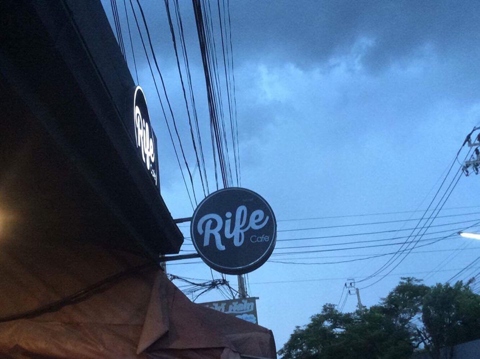 ป้ายกล่องไฟวงกลม ร้าน #Rifecafe ขนาด 60x60