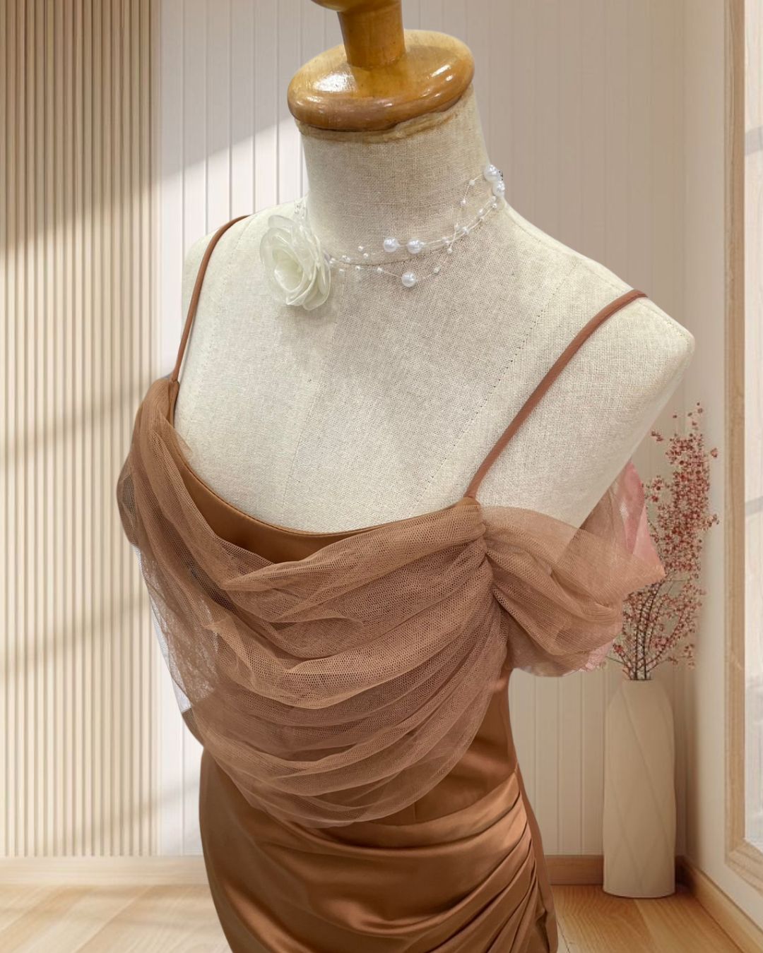 (PRE-LOVED) ราตรียาวสีน้ำตาล สายเดี๋ยว แต่งแขนผ้ามุ้งเริดๆ ไซส์ L