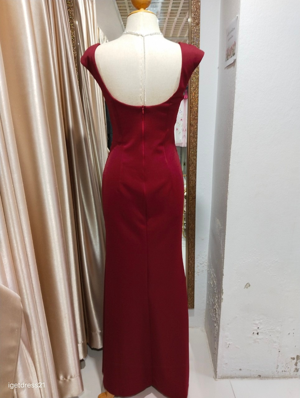 (PRE-LOVED) ราตรียาวสีแดงแหวกอกเปิดหลัง L