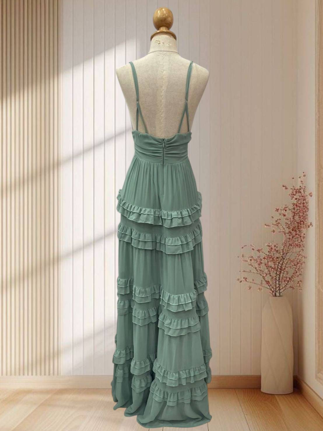 (PRE-LOVED) ราตรียาวสายเดี่ยวสีเขียวมัทฉะ แต่งกระโปรงระบายชั้นๆ คิกขุอาโนเนะ แต่ก็ติดเซ็กซี่ ไซส์ M