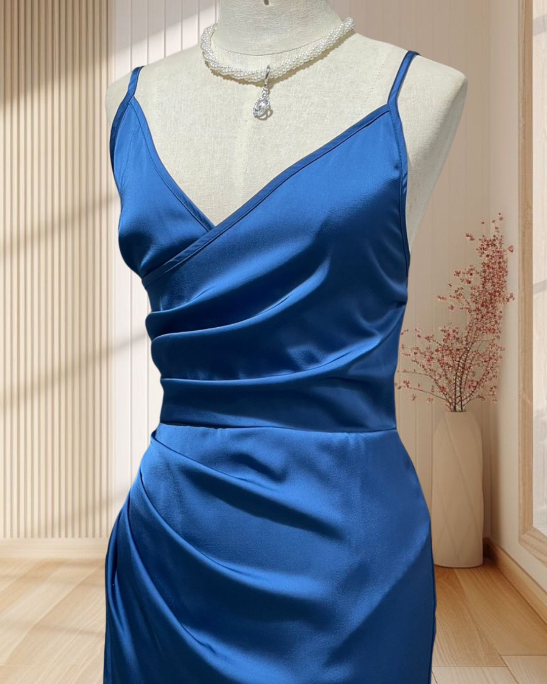 (PRE-LOVED) ราตรีสั้นสีน้ำเงิน สายเดี่ยวแหวกหน้า แต่งจีบเอว ไซส์ XS