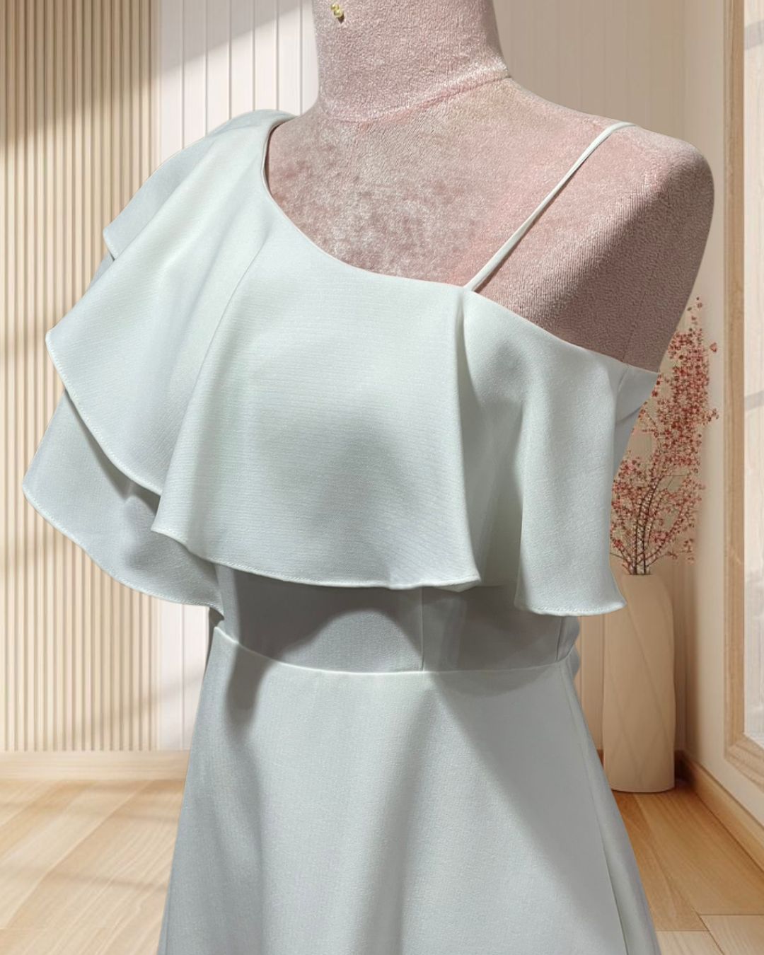 (PRE-LOVED) ราตรีสั้นสีขาว บ่าเฉียงระบาย กระโปรงบาน ไซส์ S