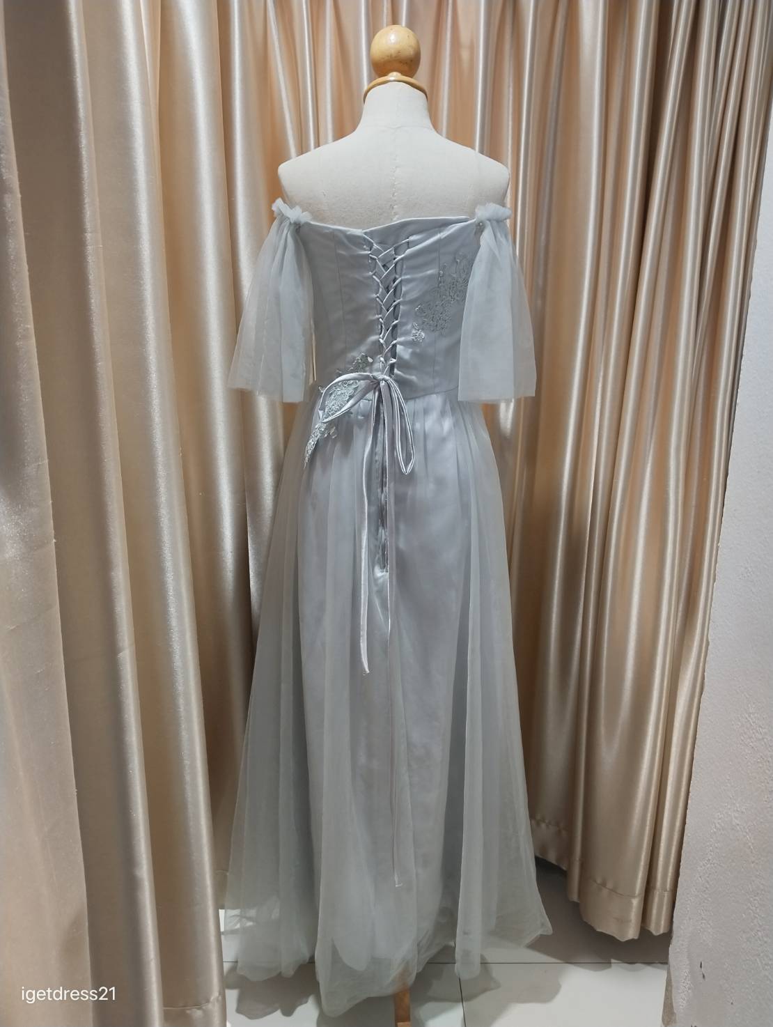 (PRE-LOVED) ราตรียาวสีเทา ผ้ามุ้ง แขนระบายฟู เจ้าหญิง ไซส์ S