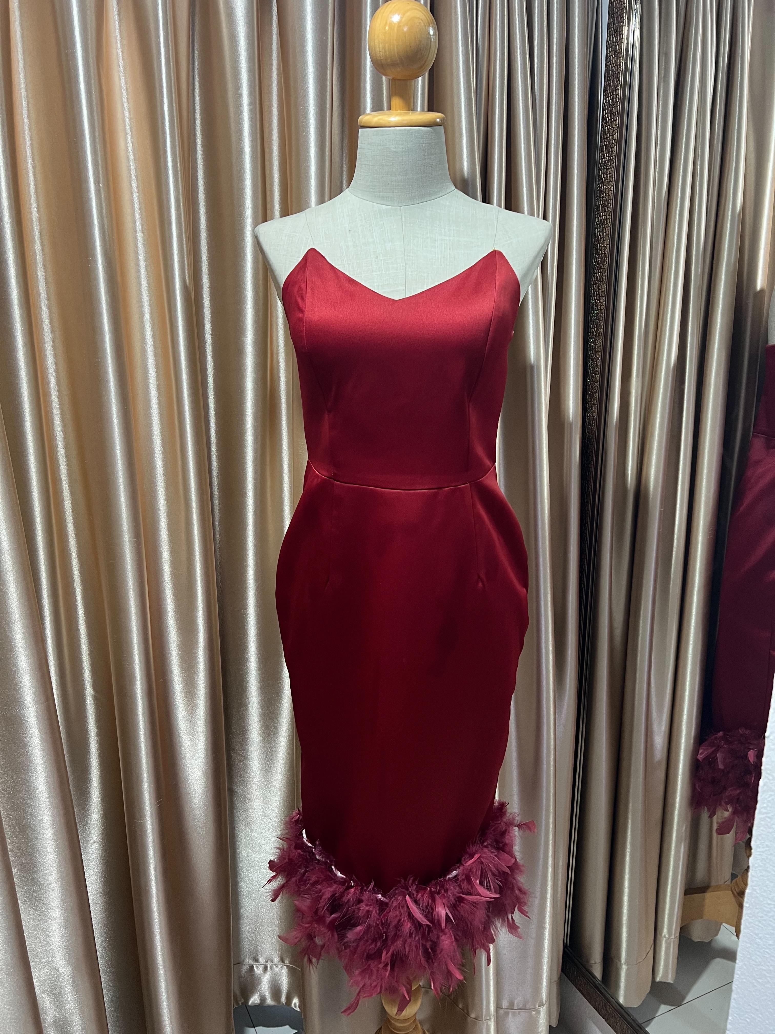 (PRE-LOVED) เกาะอกแดงขนหนกชายกระโปรง M