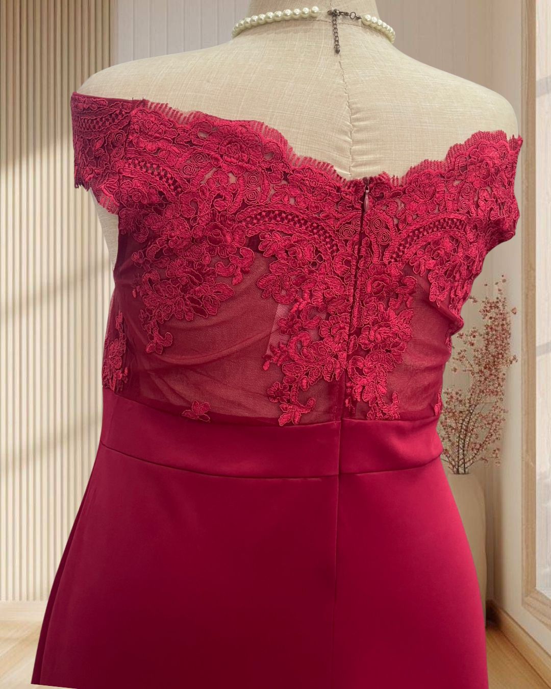 (PRE-LOVED) ราตรียาวสีแดง ปาดไหล่ ผ้าลูกไม้ ซีทรูด้านหลัง ไซส์ใหญ่ 6XL ( อก46นิ้ว )