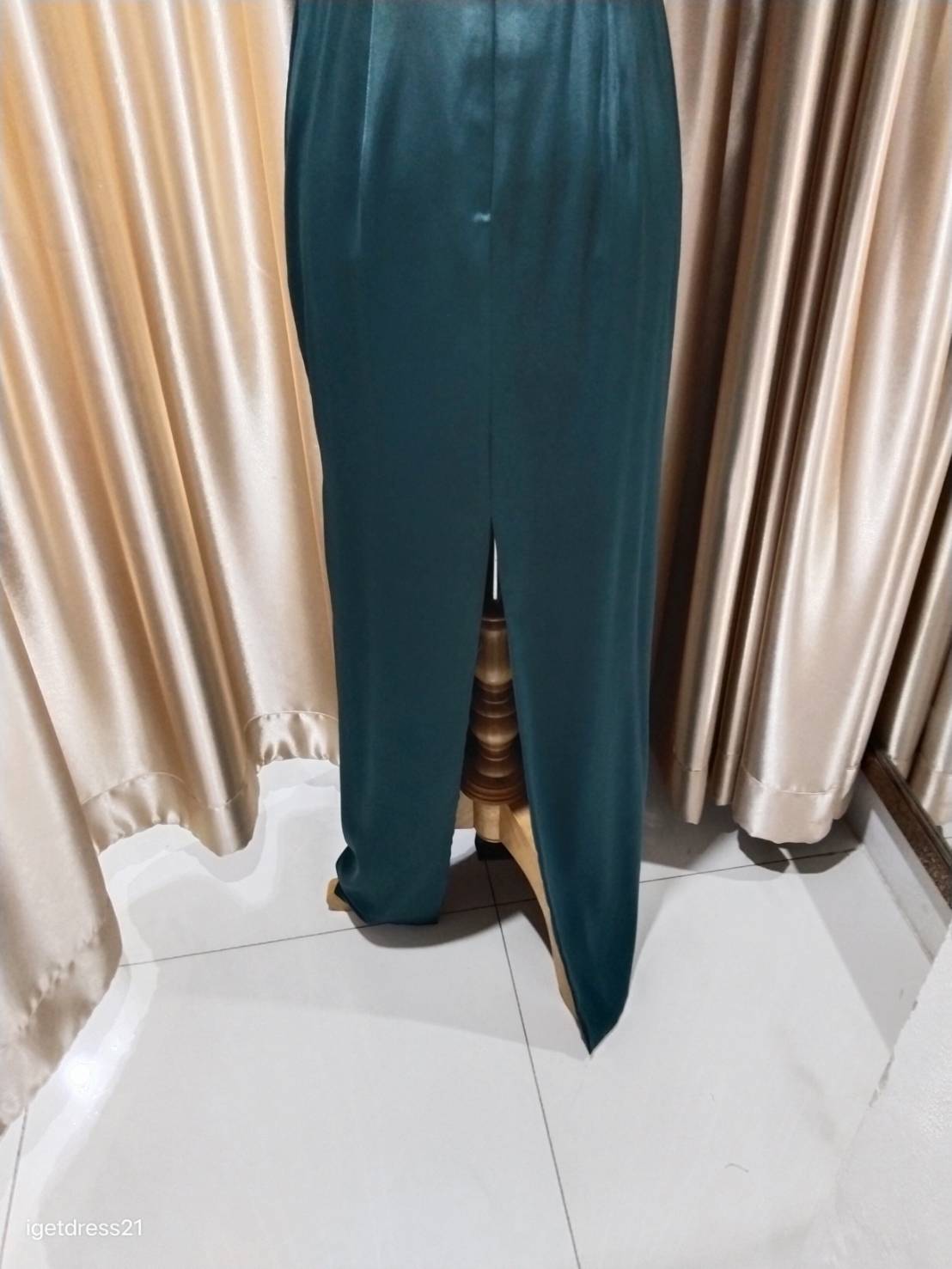 (PRE-LOVED) ชุดราตรียาวสีเขียวผ่าหลัง M