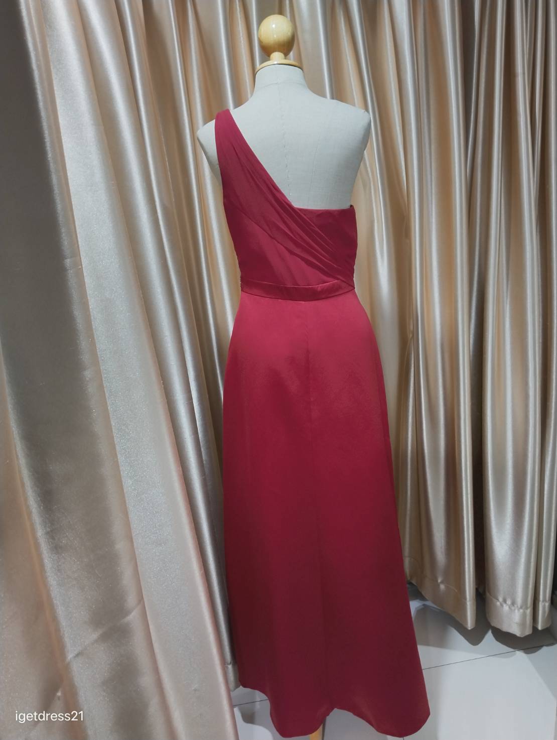 (PRE-LOVED) ชุดราตรียาวชีฟองสีแดงบ่าเฉียง S