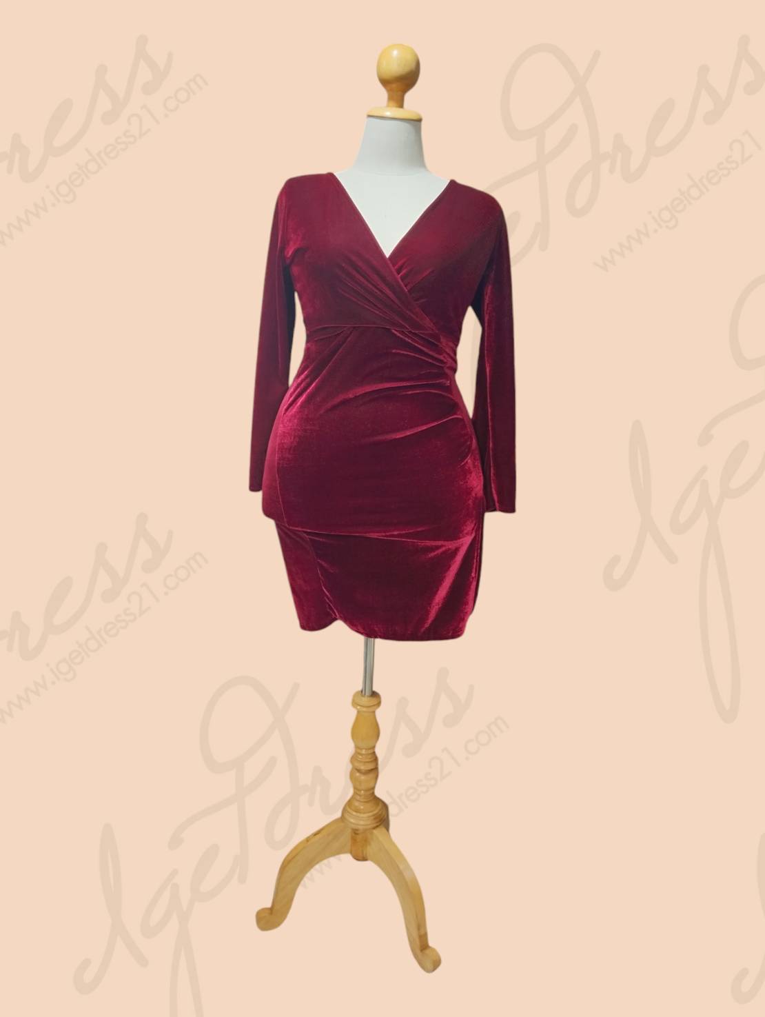ราตรีสั้นสีแดงกำมะหยี่แขนยาวคอวี 2XL