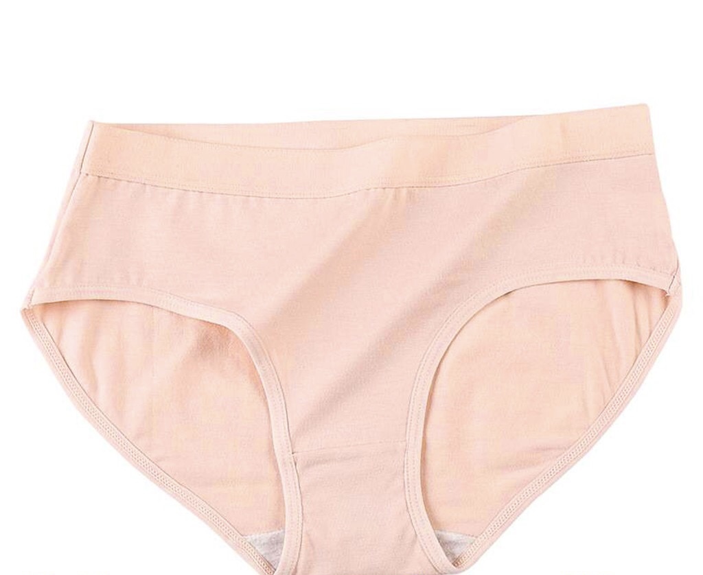 สี่ตัว กางเกงในสตรี ผ้าลื่น เนื้อเบา สวมใส่สบาย ราคา 26