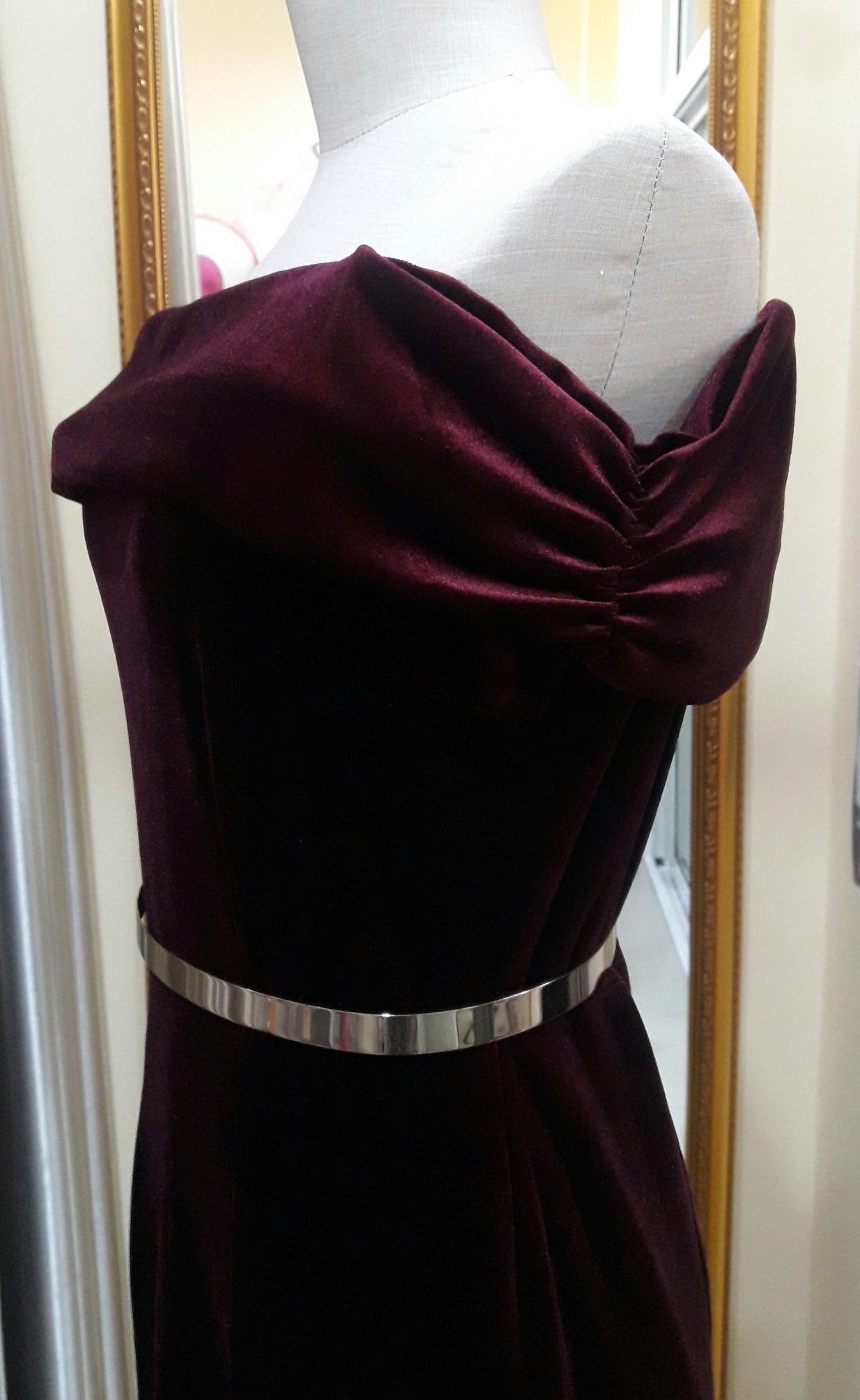 (PRE-LOVED) ชุดราตรีสั้นสีเเดงปาดไหล่ผ้ากำมะหยี่ (L)