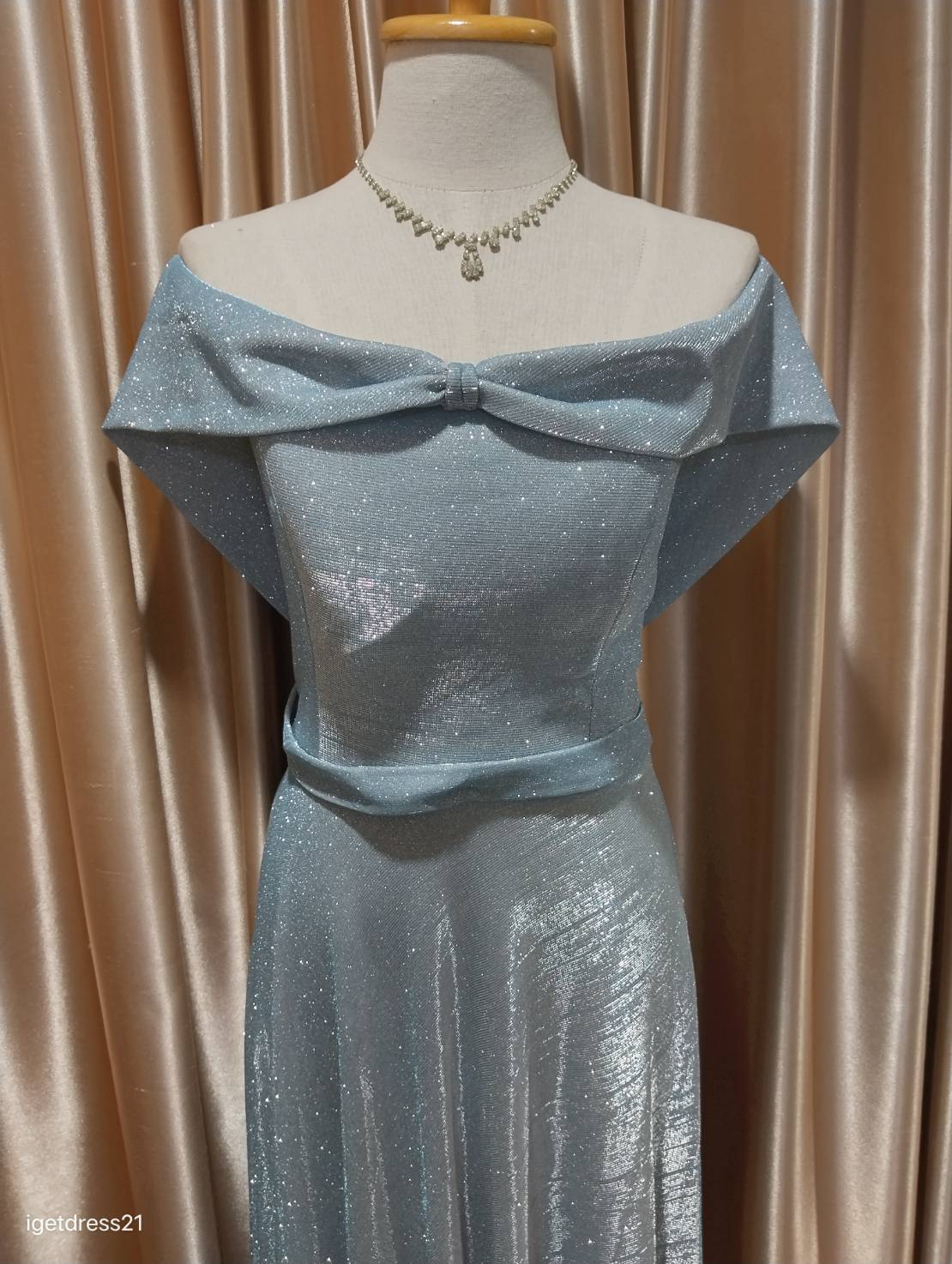 (PRE-LOVED) ราตรียาวกลิตเตอร์ปาดไหล่สม็อคหลัง F มือ2