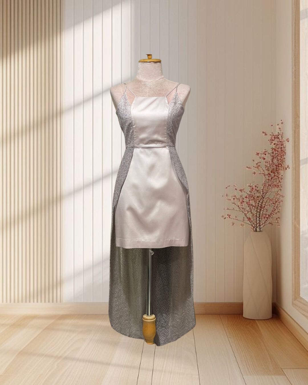 (PRE-LOVED) ราตรีสั้นสีครีม สายเดี่ยว เว้าหลัง แต่งผ้าคลุมสี่เทา ไซส์ S