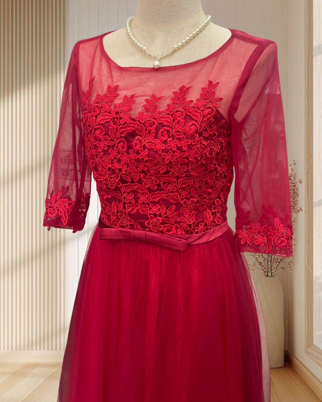 (PRE-LOVED) ราตรียาวสีแดง ผ้ามุ้ง แขนลูกไม้ ไซส์ S