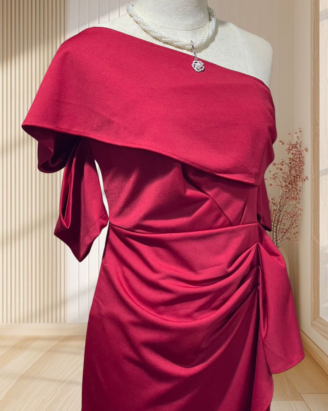 (PRE-LOVED) ราตรีสั้นสีแดง ระบายเอว แต่งผ้าคาดบ่า ไซส์ L