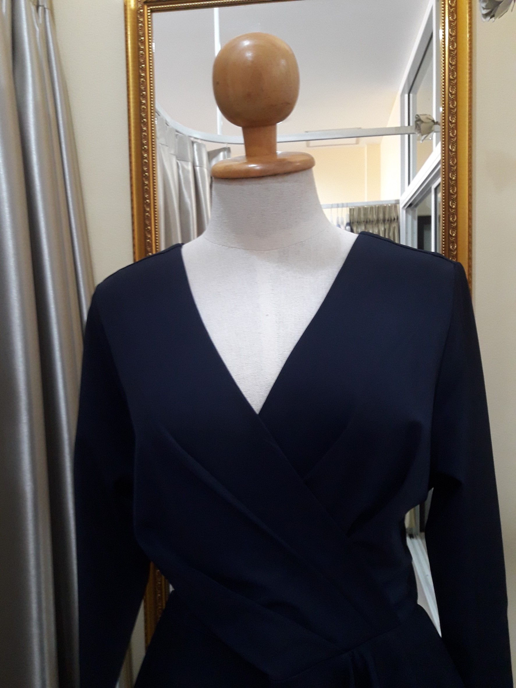 (PRE-LOVED) ชุดราตรียาวปาดไหล่เอวจีบสีกรม(L)