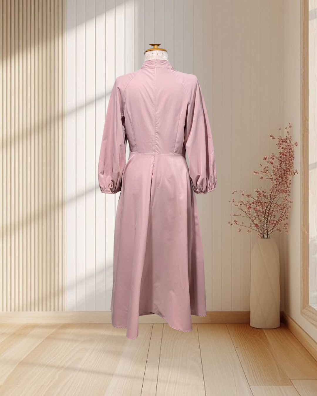 (PRE-LOVED) เดรสยาวสีชมพู แขนยาว คอเว้ากระโปรงบาน ผ้าหนา ไซส์ M