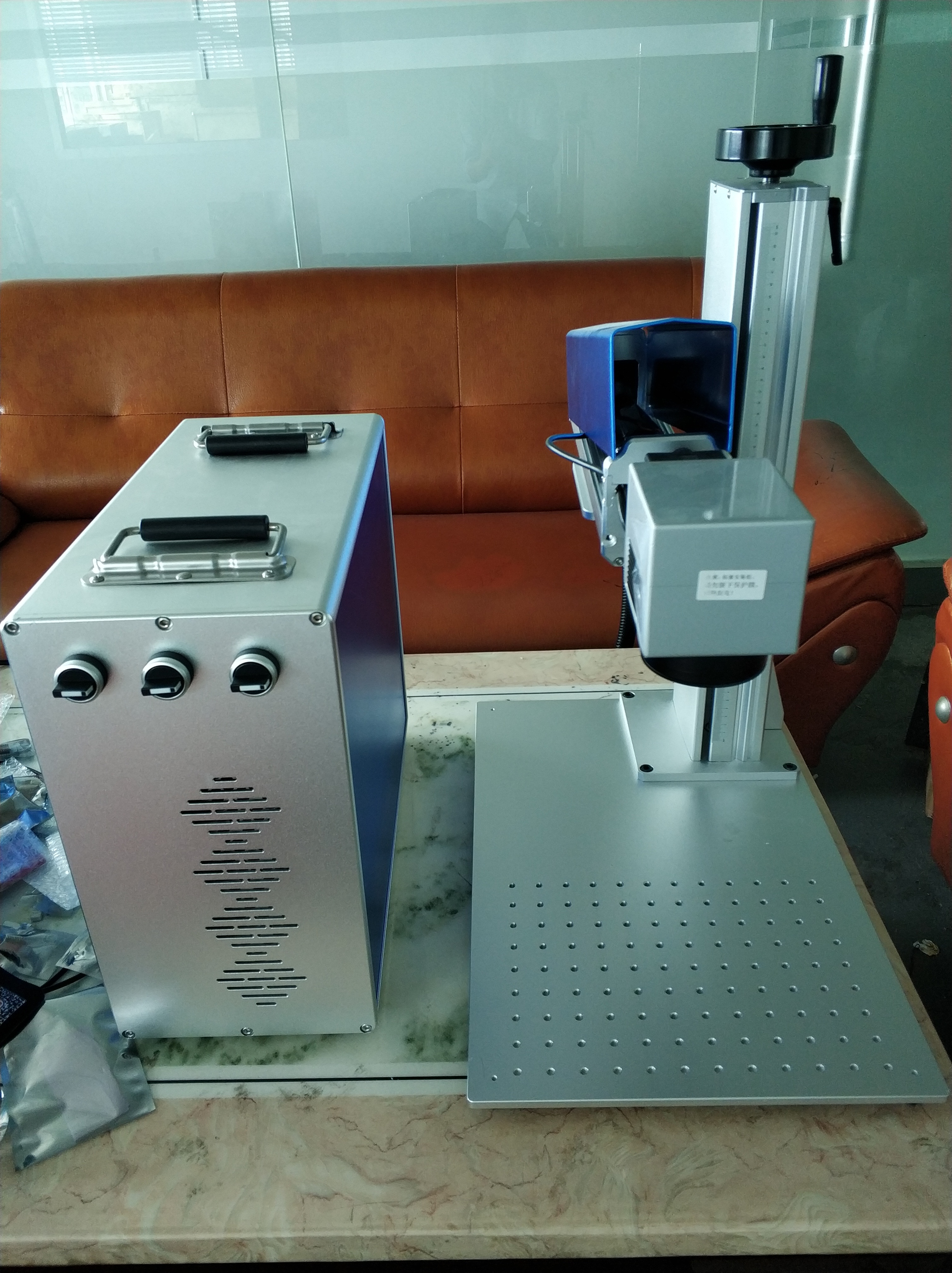 ไฟเบอร์ออฟติกส์เลเซอร์มาคกิ้งและแกะสลัก ขนาดพกพา S004 30W 150x150 mm