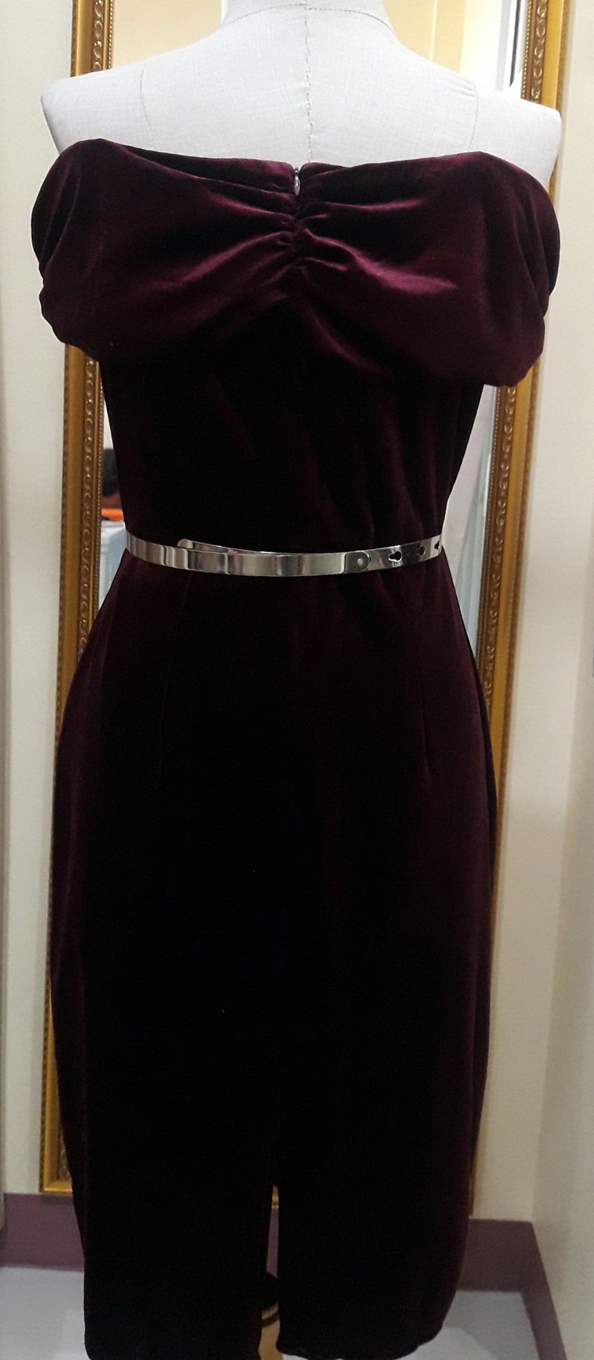 (PRE-LOVED) ชุดราตรีสั้นสีเเดงปาดไหล่ผ้ากำมะหยี่ (L)