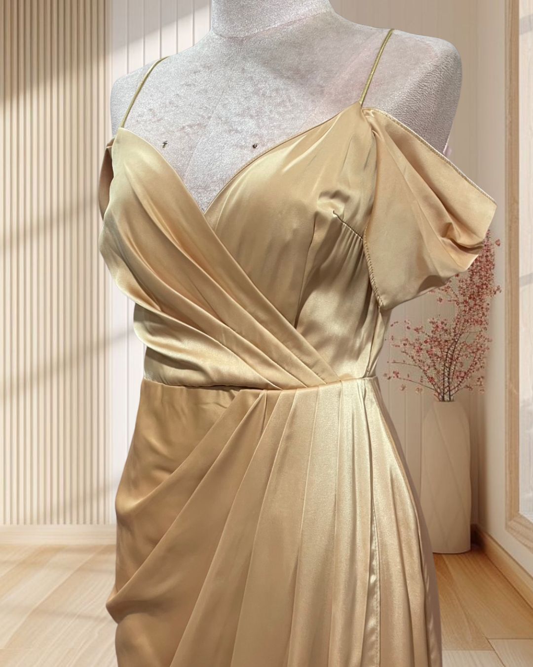 (PRE-LOVED) ราตรียาวสีทอง สายเดี่ยวปาดไหล่ จีบเอว ไซส์ S