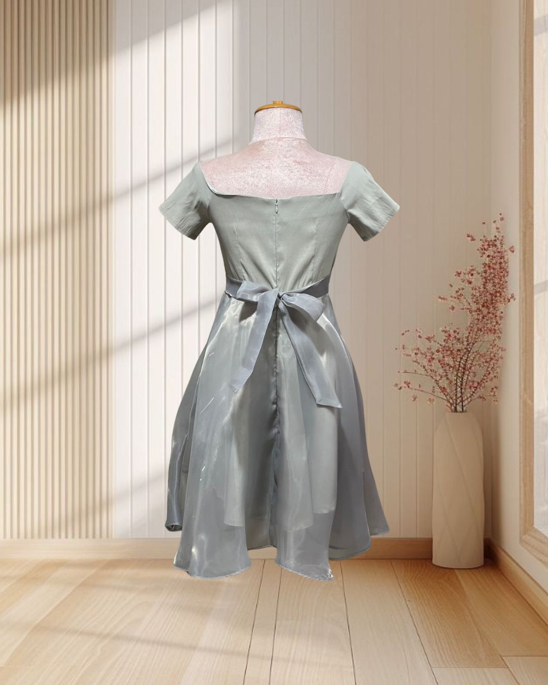 (PRE-LOVED) ราตรีสั้นสีเทา มีแขนปาดไหล่ ผ้ายืด กระโปรงผ้าแก้ว ไซส์ S