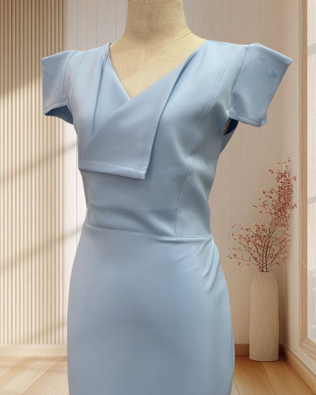 (PRE-LOVED) ราตรีสั้นสีฟ้า คอวี แต่งไหล่แหลม ไซส์ XL