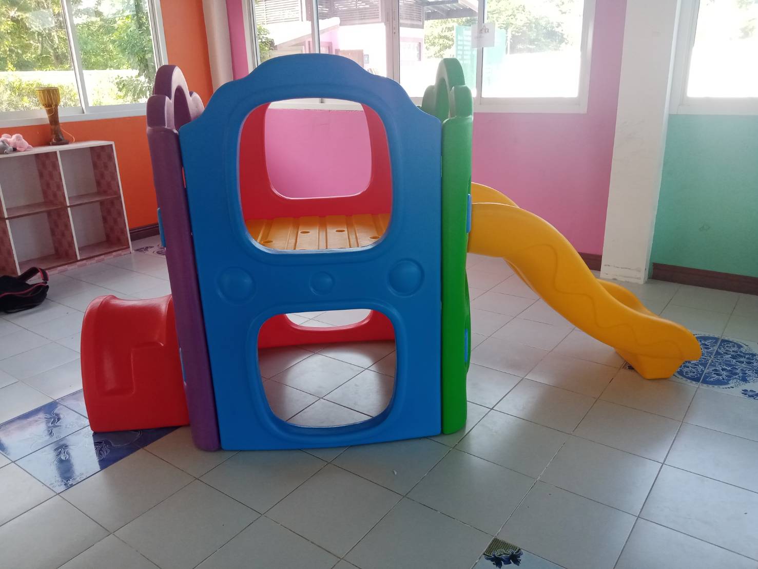 ปีนป่ายกระดานลื่นตัวเล็ก