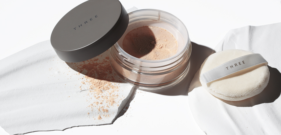 แป้งฝุ่นทรี Three Ultimate Loose Powder #Translucent 02 17g.